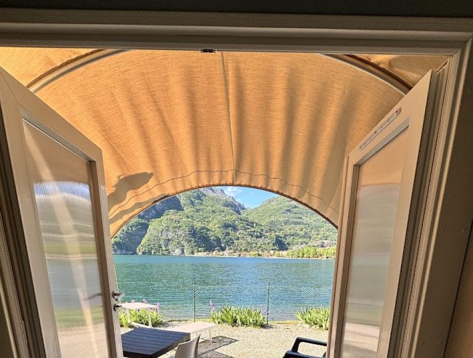 Planimetria di una casa con due stanze, cucina e bagno.