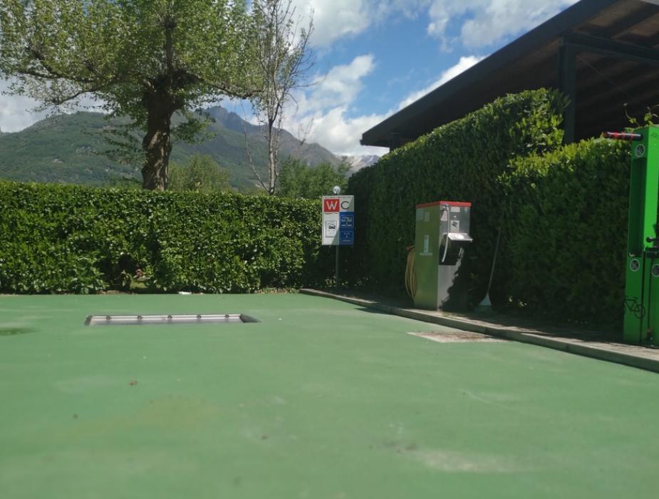 Area di servizio per camper con scarico e rifornimento acqua.