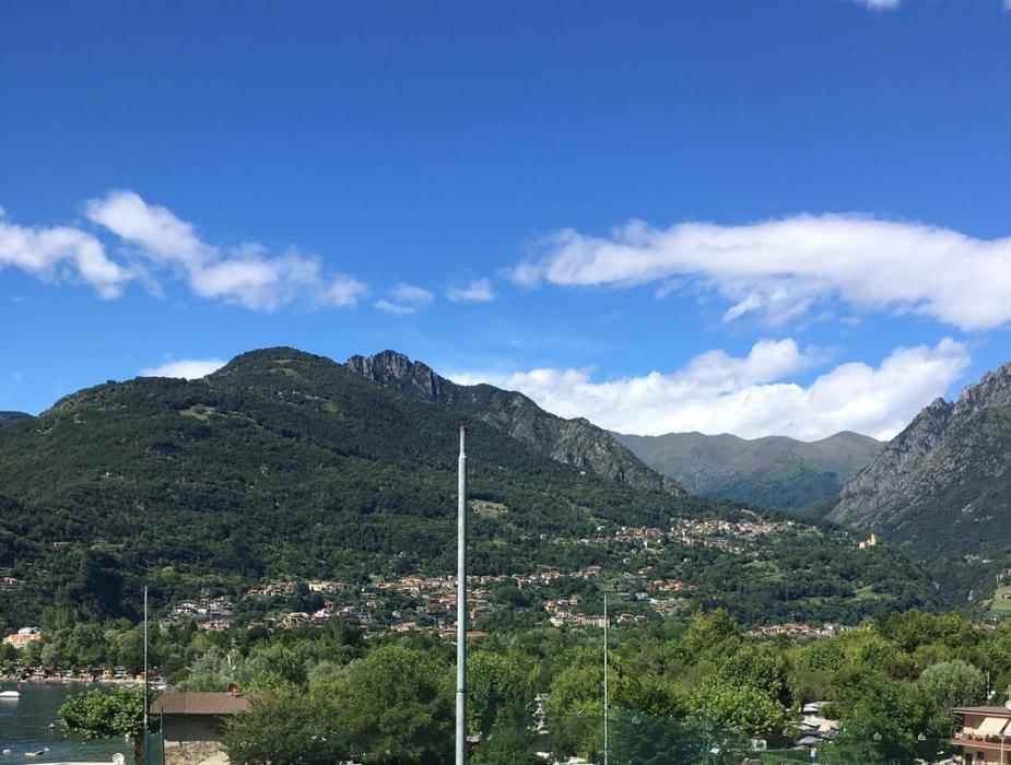 Partita di calcetto all'aperto con vista sulle montagne e il lago.